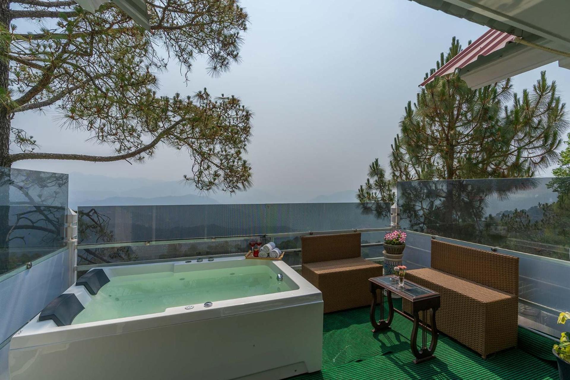 Stayvista At Bellevue With Outdoor Jacuzzi Kasauli Εξωτερικό φωτογραφία